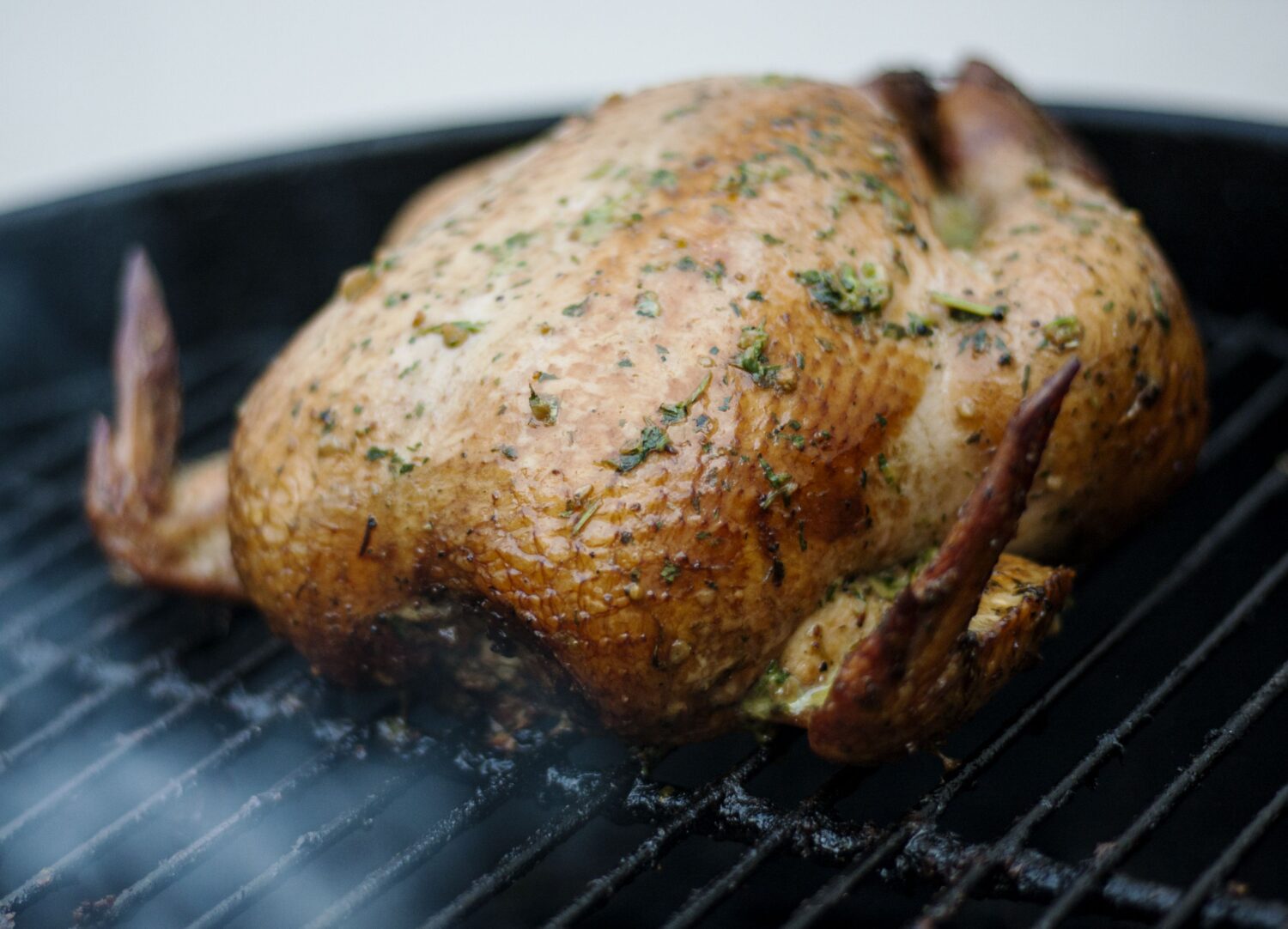 Poulet rôti et fumé au romarin sur un barbecue au charbon avec les Pods Smok King